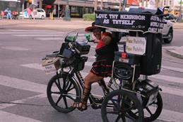 Christian Dinter's contribution, taken in the USA, shows a cheerfully waving woman on a bicycle equipped with a music system and adorned with Bible quotations. 